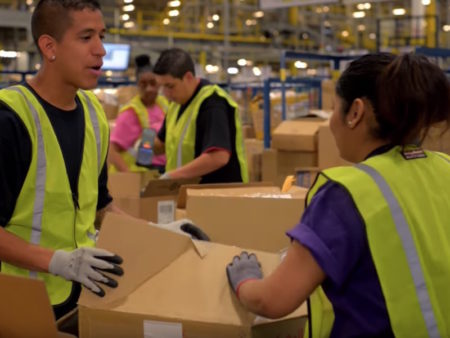 Amazon recrute 7500 personnes en France avant les fêtes — voici ce que l'entreprise propose