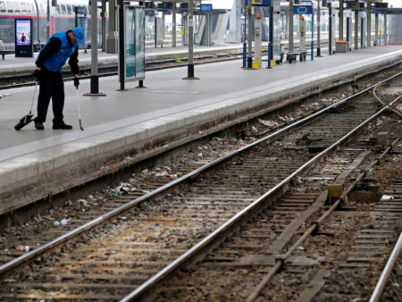 Grève SNCF: les salariés votent non à la réforme, mais leur mobilisation n'a jamais été aussi basse