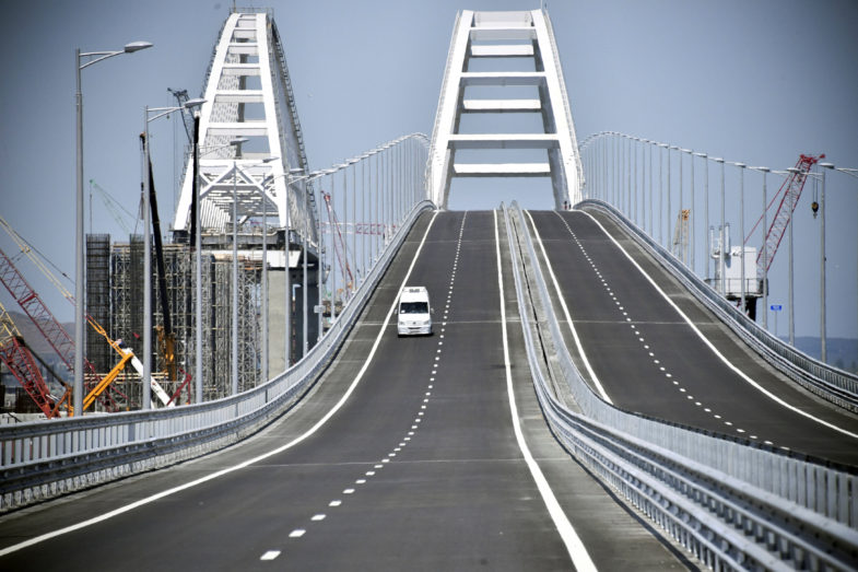 Vladimir Poutine vient d'inaugurer un pont à 3Mds€ pour relier la Crimée à la Russie — voici à quoi il ressemble