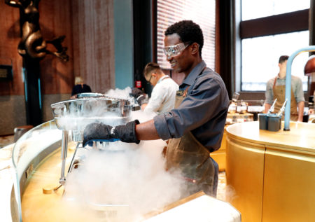 Starbucks arrive sur le marché italien en ouvrant son plus grand café d'Europe — découvrez ce lieu hors norme avec ses comptoirs en marbre, son atelier de torréfaction et son bar à cocktails