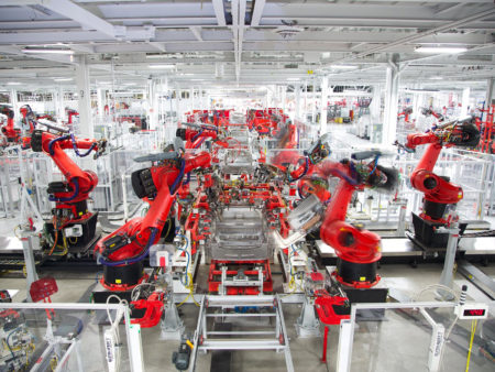 Tesla aurait importé des robots d'Europe pour accélérer la production de sa Model 3