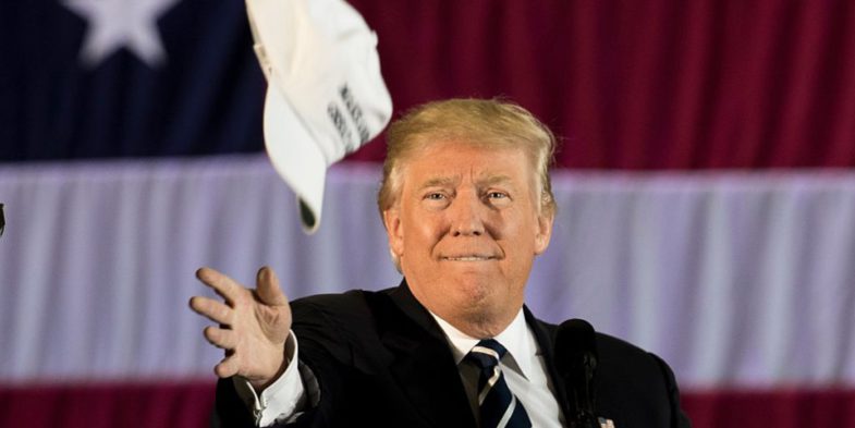 Des drapeaux et des casquettes Trump fabriqués en Chine seraient retenus à la douane alors que la guerre commerciale s'intensifie