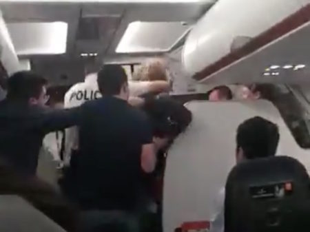 EasyJet demande des poursuites après un violent incident à bord d'un avion au départ de Roissy — une vidéo montre un passager plaqué au sol et menotté par la police