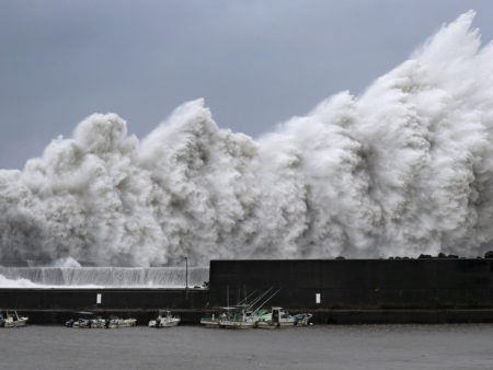 EN IMAGES: Le Japon est frappé par le typhon le plus violent depuis 25 ans qui pourrait obliger 1,2 M de personnes à être déplacées