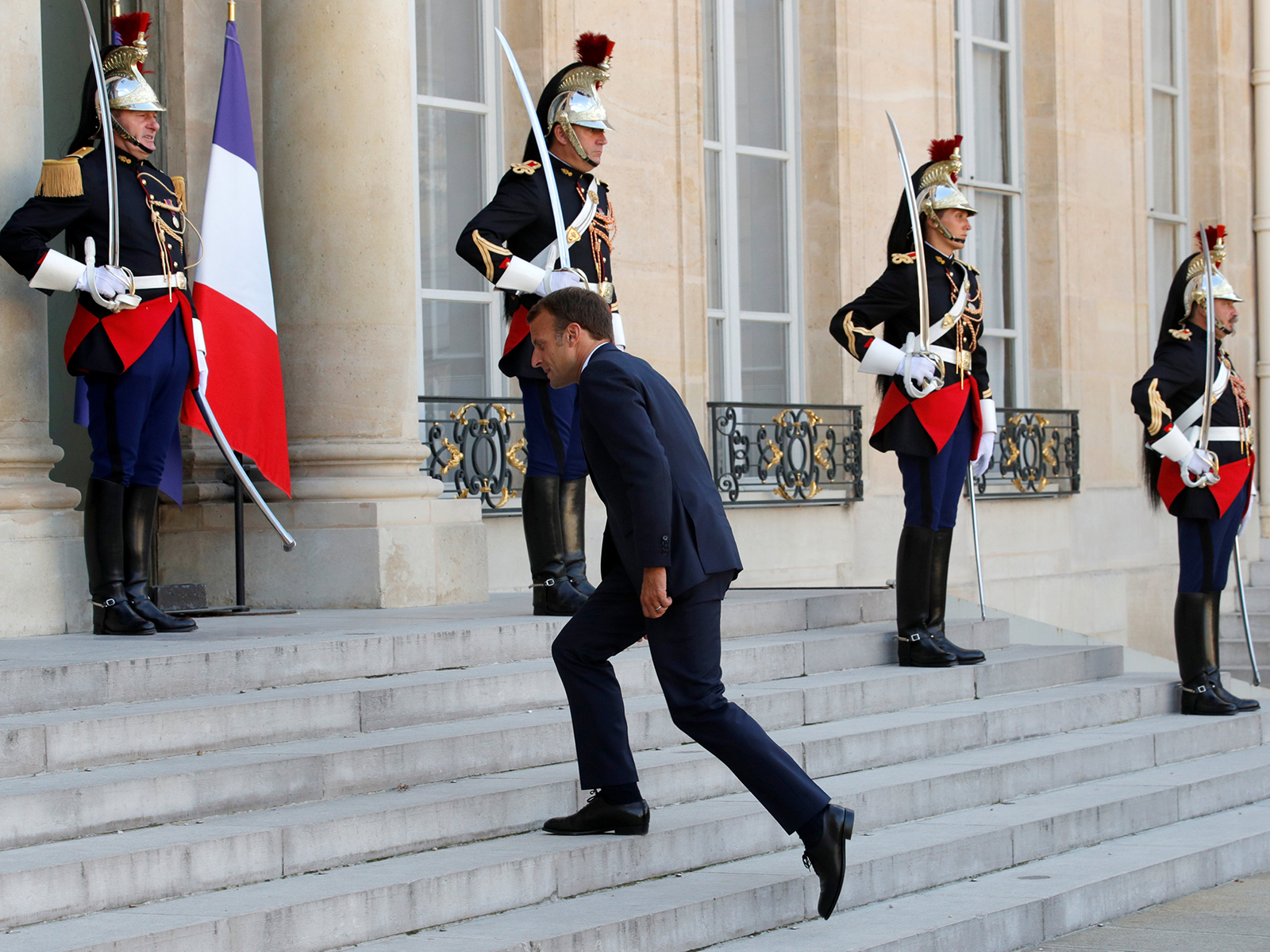 L'Elysée vend en ligne des mugs à l'effigie de Macron et des t-shirts 'poudre de perlimpinpin' pour financer la restauration du palais