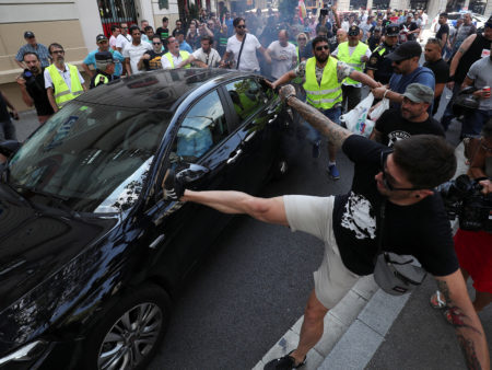 La grève contre Uber s'étend en Espagne — et les taxis pourraient finir par bloquer la frontière avec la France