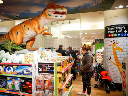 Toys'R'Us succombe à la concurrence d'Amazon — et d'autres géants du jouet pourraient connaître le même sort