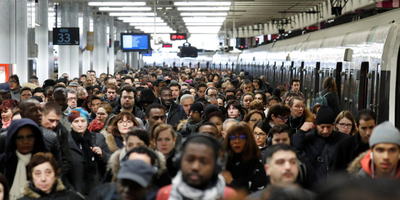 Cheminots, enseignants, contrôleurs aériens sont en grève aujourd'hui — voici comment vous allez être touchés