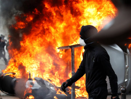 EN IMAGES: Des violences ont éclaté entre des manifestants et la police pendant le défilé du 1er Mai à Paris