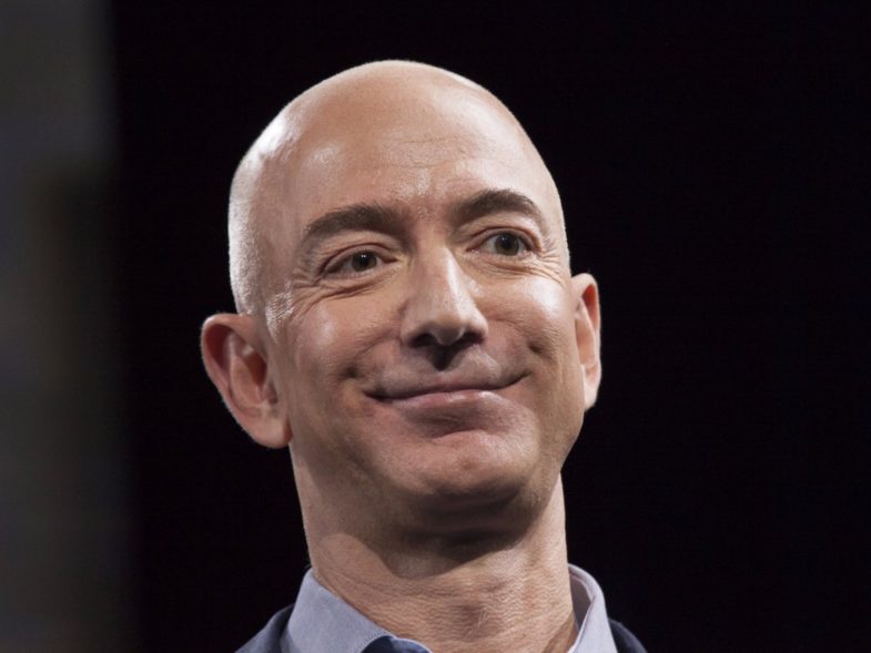 Jeff Bezos a une méthode astucieuse pour prendre facilement des décisions qui semblent impossibles — voici comment il fait