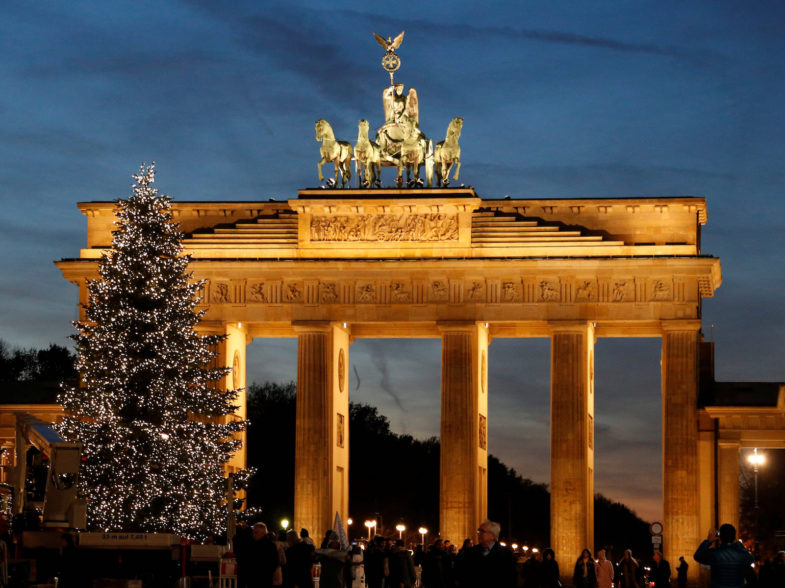 An illuminated Christmas La porte de Brandebourg à Berlin, le 24 novembre 2016. REUTERS/Fabrizio Bensch