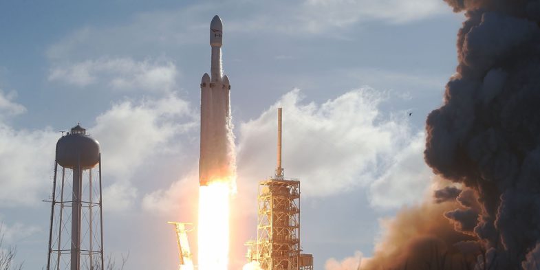 SpaceX a lancé la fusée la plus puissante du monde — et envoyé la Tesla Roadster d'Elon Musk vers Mars