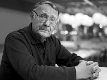 Comment la frugalité et la personnalité 'désagréable' du fondateur d'IKEA Ingvar Kamprad ont fait de lui un des milliardaires partis de rien les plus riches