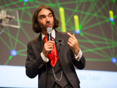 Cédric Villani a toujours la même réponse quand des jeunes lui demandent comment réussir dans la vie