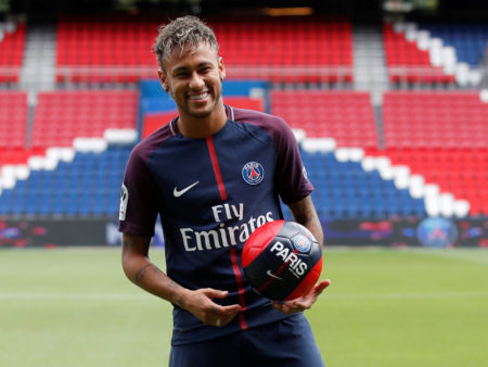 NEYMAR: Comment l'un des footballeurs les mieux payés du monde gagne et dépense ses millions.