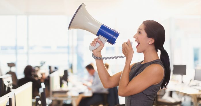 femme qui tient un megaphone au bureau