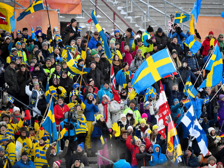 Les supporters suédois Supporters wave flags during the women's 7,5km sprint race at the Biathlon World Cup in Ostersund, northern Sweden, December 3, 2016