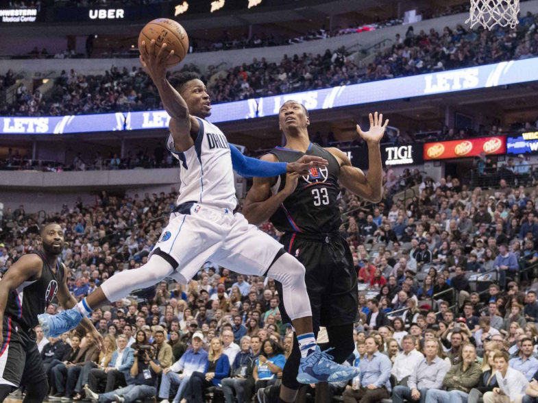 Jonathan Gibson des Dallas Mavericks face à Wesley Johnson des LA Clippers. Jerome Miron-USA TODAY Sports