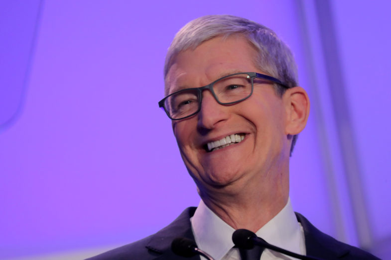 Tim Cook, le patron d'Apple, a critiqué l'algorithme de Facebook devant des étudiants américains