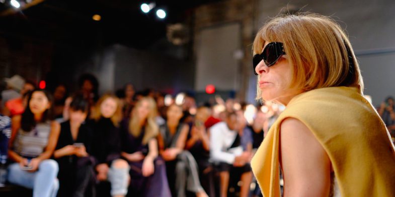 De son petit job à Londres à Condé Nast... la fabuleuse carrière d'Anna Wintour, dont la fortune dépasse 30 millions d'euros