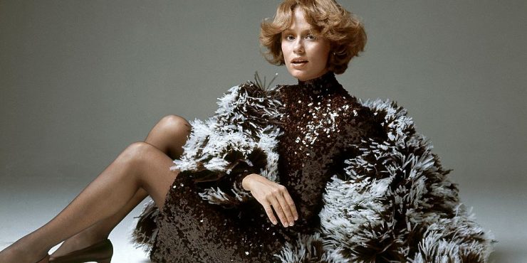 Lauren Hutton actrice photographiée et habillé par Schiaparelli créatrice luxe